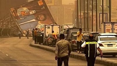 شاهد لحظة سقوط لوحة إعلانية على 3 سيارات ودراجة نارية أعلى كوبري أكتوبر