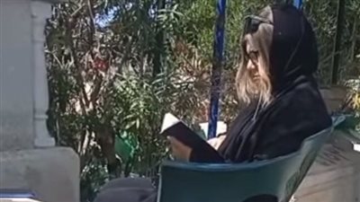 بوسي شلبي تزور قبر محمود عبد العزيز في ذكرى ميلاده (فيديو)
