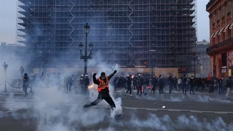 مظاهرات فرنسا، فيتو
