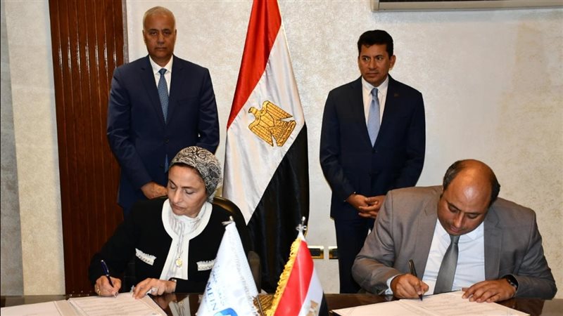 صبحي يشهد مراسم توقيع