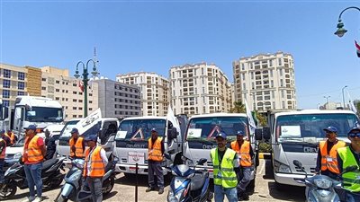 وزيرة البيئة ومحافظ الإسكندرية يشهدان اصطفاف معدات النظافة (صور)