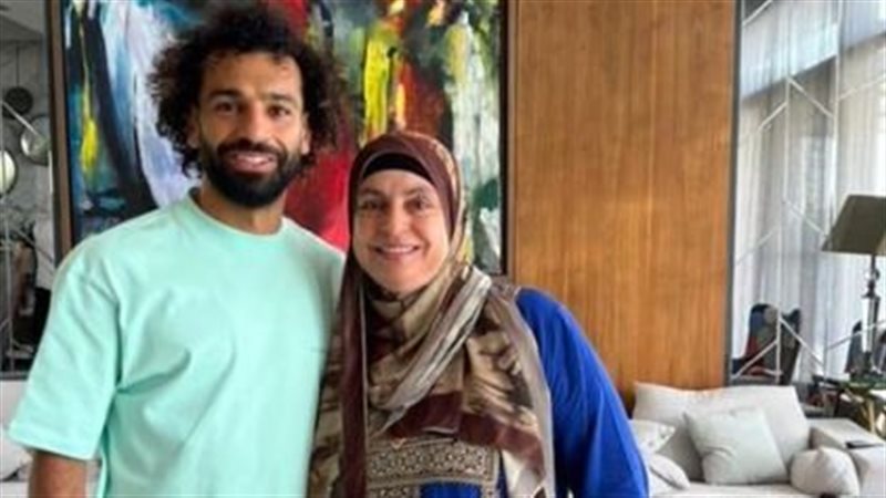 محمد صلاح مع والدته،
