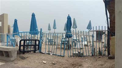 إقبال المواطنين على الشواطئ فى الإسكندرية مع استمرار رفع الرايات الخضراء 