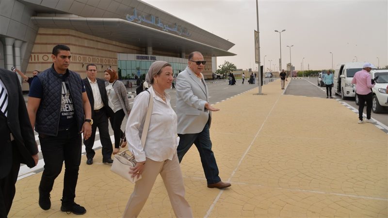 محافظ أسيوط ووزيرة