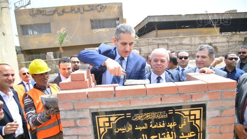 محافظ الغربية يضع