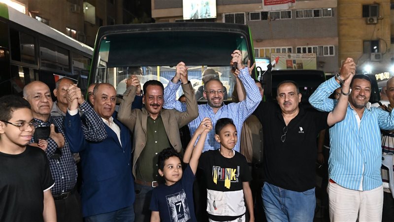 حسام المندوه مع أهالي