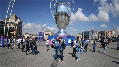 جماهير إنتر ميلان تتوافد على ملعب أتاتورك استعدادا لمواجهة السيتي في النهائي (فيديو)