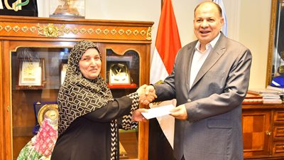 محافظ أسيوط يسلم الأم المثالية شيكًا ب50 ألف جنيه هدية الرئيس 