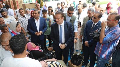 محافظ المنوفية يسلم مساعدات مالية ومواد غذائية لـ 100 حالة إنسانية 