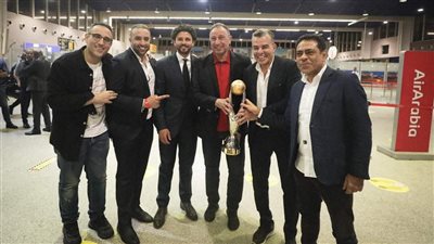 احتفال الخطيب مع لاعبي الأهلي بعد التتويج بدوري أبطال أفريقيا (صور)