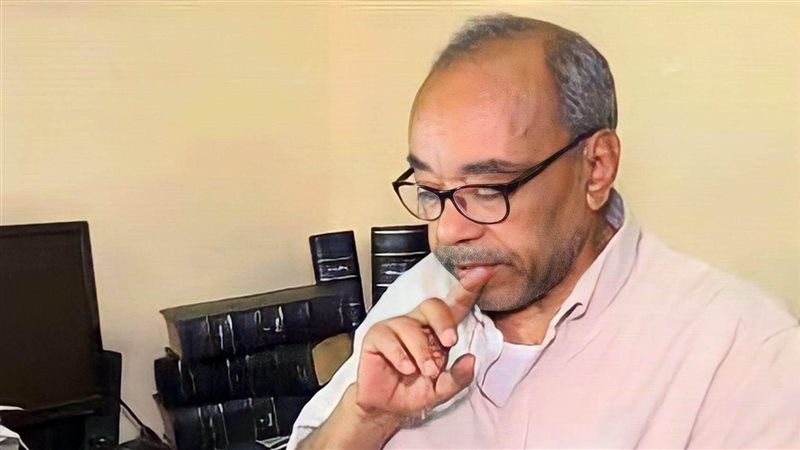 الكاتب الساخر عاصم
