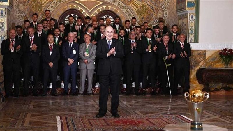 رئيس الجزائر يكرم