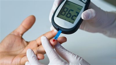 أعراض ارتفاع السكر وطرق علاجه بنظام غذائي متوازن