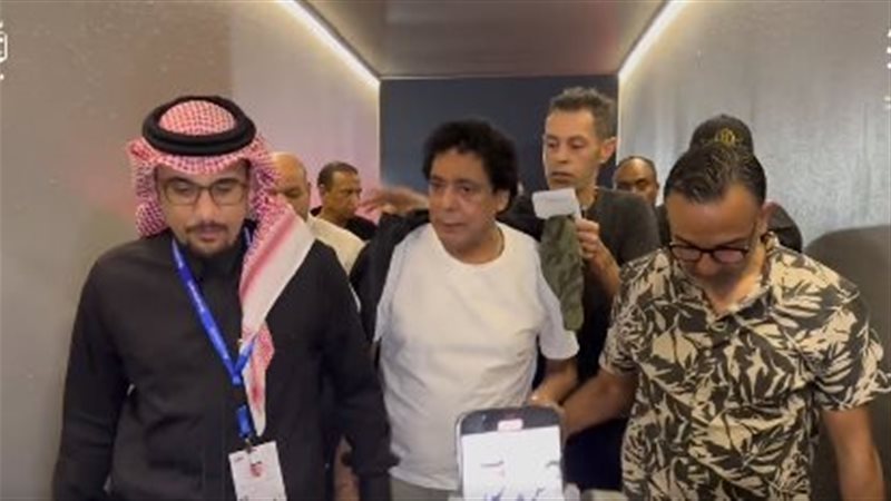 لحظة وصول محمد منير