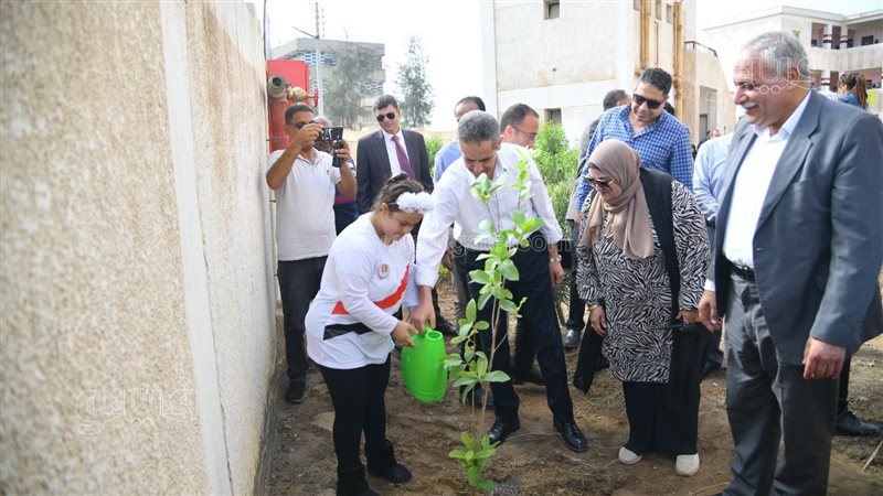 محافظ الغربية يصطحب