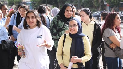 أخبار الثانوية العامة اليوم، انتهاء امتحان اللغة العربية وبدء خروج الطلاب (صور)