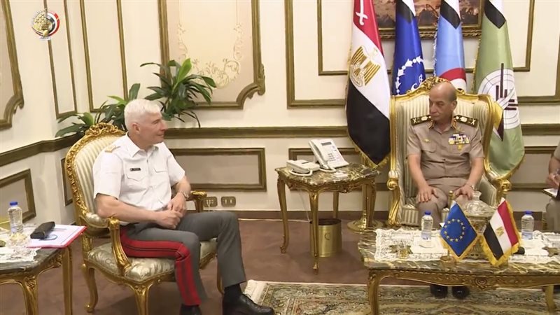 وزير الدفاع يلتقي