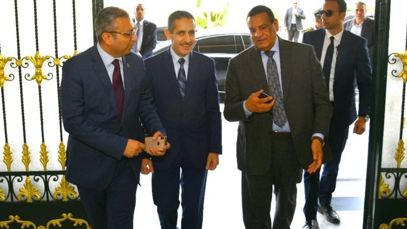 وزير التنمية المحلية،