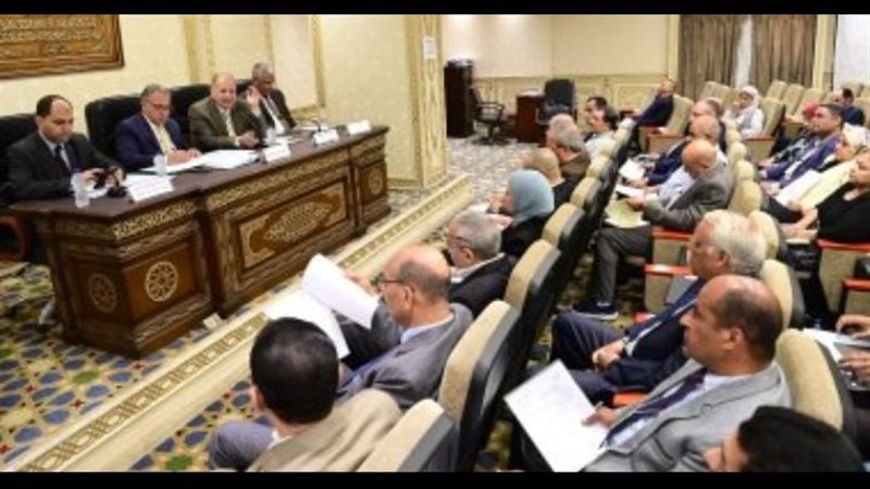 محافظ أسيوط في اجتماع
