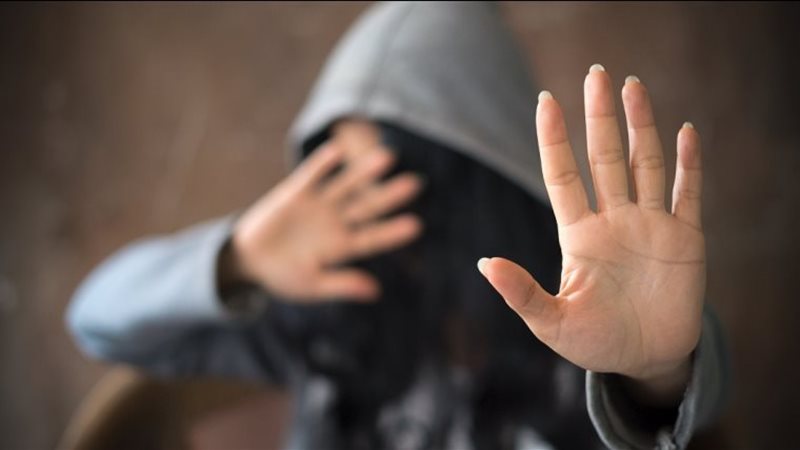 فتاة تتهم شابا بمحاولة