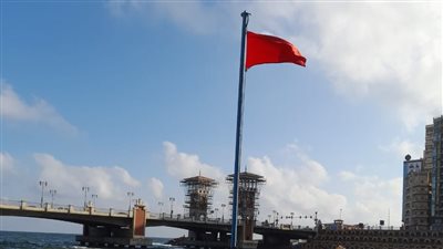 استمرار رفع الرايات الحمراء في شواطئ شرق وغرب الإسكندرية 