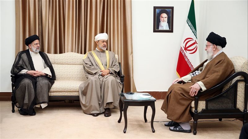 رئيسي مع سلطان عمان،