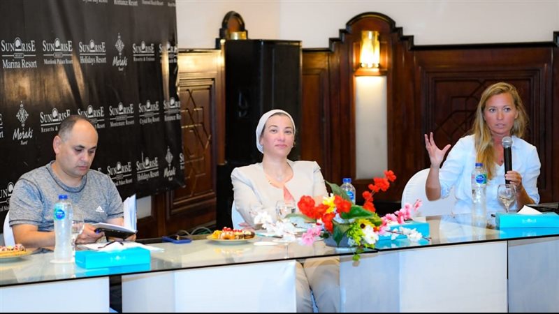 وزيرة البيئة مع أصحاب