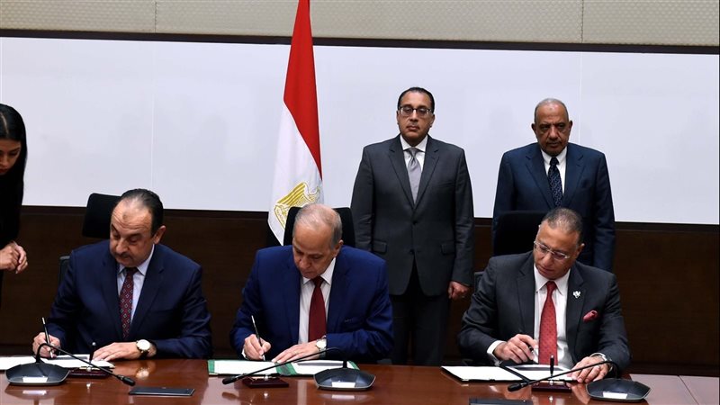 جانب من توقيع الاتفاق،