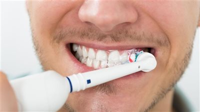 تفسير رؤية تنظيف الأسنان في المنام وعلاقته بتحسن المعيشة وشراء عقار 