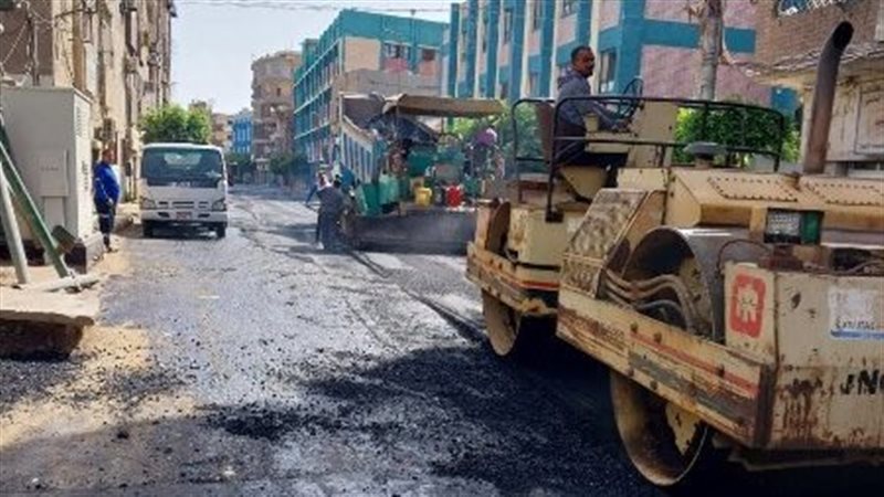 يتابع اعمال الرصف