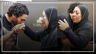 حسين الشحات يقبل يد والدته بعد تجديد عقده مع النادي الأهلي (فيديو)