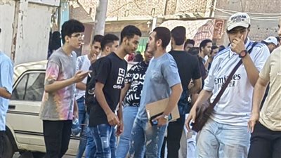 طلاب الثانوية العامة بأسيوط: امتحان الكيمياء صعب والجغرافيا خيبت ظننا 