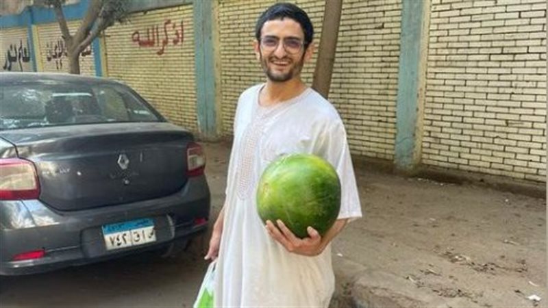 وائل غنيم بالبطيخة