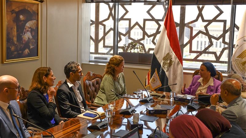 وزيرة البيئة مع وفد