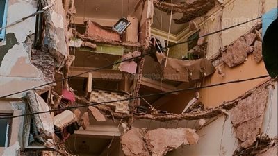 انهيار عقار من 13 طابقا بالإسكندرية، والحماية المدنية تكافح لإنقاذ السكان (صور) 