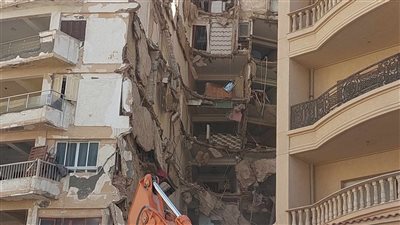 البحث عن طفل وفتاة تحت أنقاض عقار ميامي (صور)