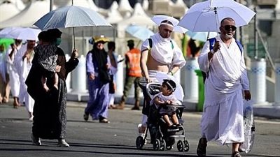 مشاهد ترصد ضيوف الرحمن بمشعر منى في يوم التروية (فيديو)