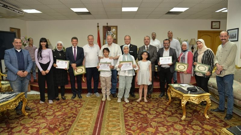 محافظ أسيوط يكرم