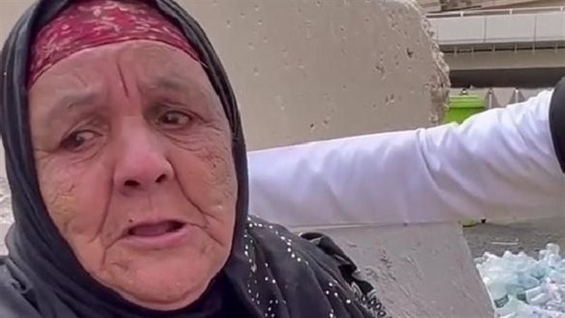 مشهد مؤثر لمسنة مصرية