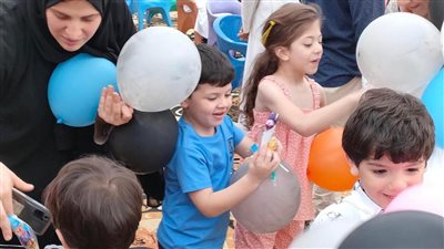 العيد في مصر حاجة تانية، المحافظات تحتفل على طريقتها الخاصة، ركوب الخيل وزيارة القبور أبرز طقوس أهل الصعيد، وسكان المدن الساحلية يلجأون للبحر (فيديو)