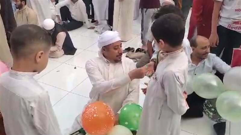 توزيع البالونات والألعاب