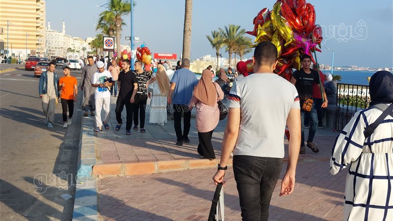 صورة توافد الاهالي