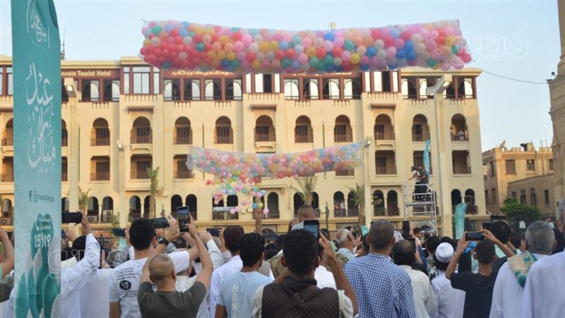 تطير البالونات بساحة