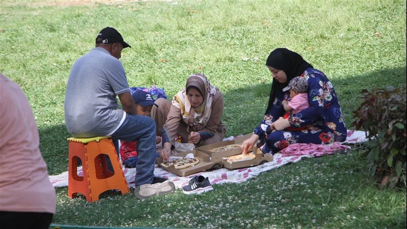 افتراش العائلات بالحديقة