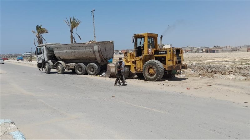إزالة أكوام القمامة