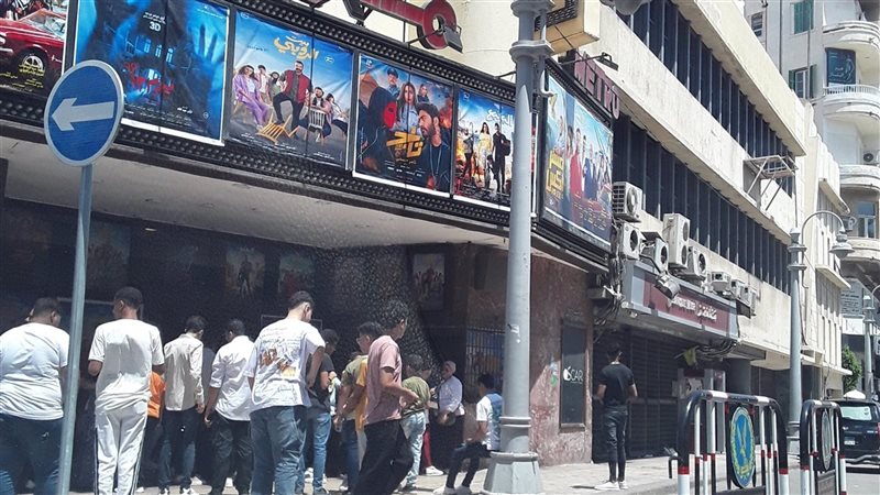 إقبال متوسط على دور