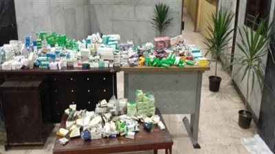 ضبط مصنع عقاقير طبية ومستحضرات تجميل بدون ترخيص بالنزهة
