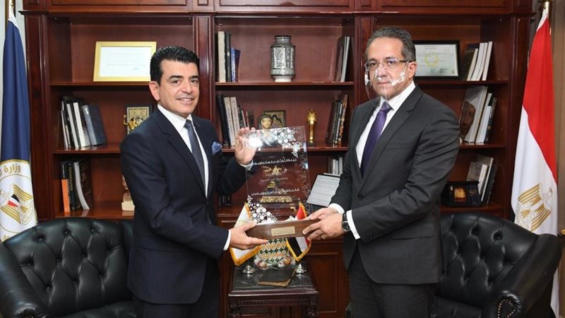 اجتماع وزير السياحة