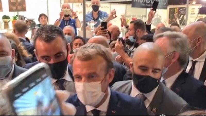 محتج يرشق الرئيس