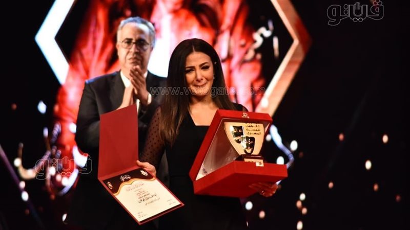 الفنانة دنيا سمير